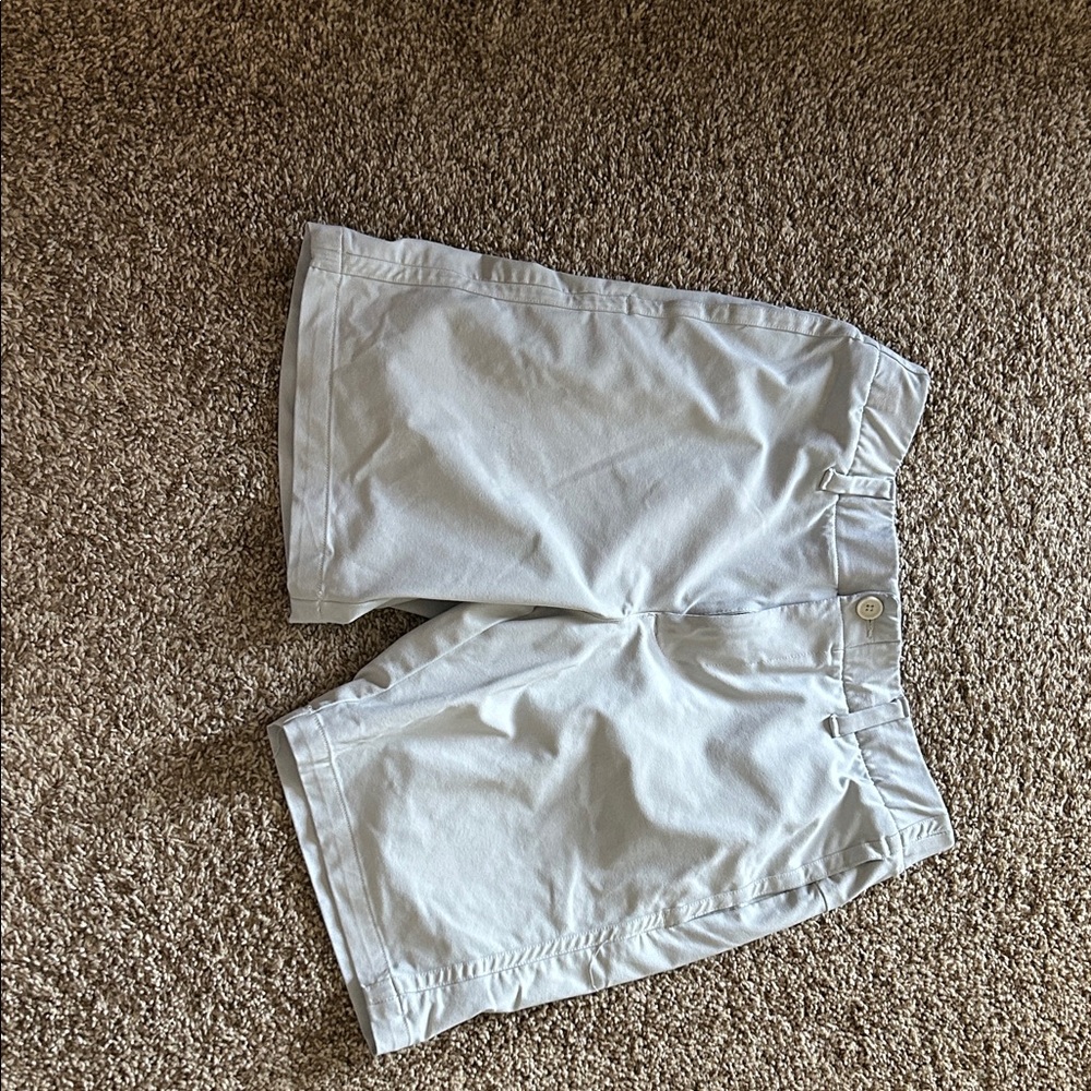 Under Armour Men's Flat Front Shorts - Soft Gray Perfect for golf